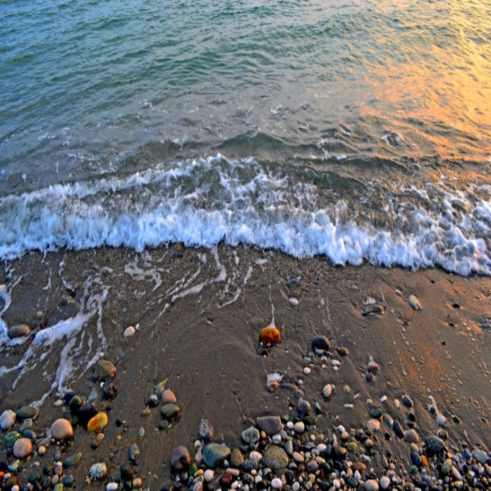 Море и песочек, но уже с галькой